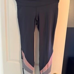 Old Navy Women’s Gray and Pink Elevate Leggings - size M